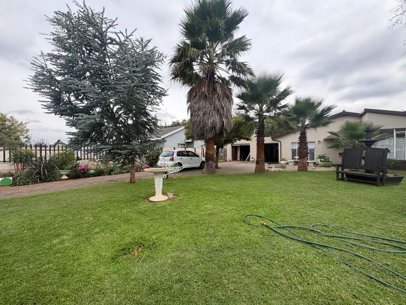 Charming 3-Bedroom Home with Lush Garden & Pool in Rothdene - Photo 2