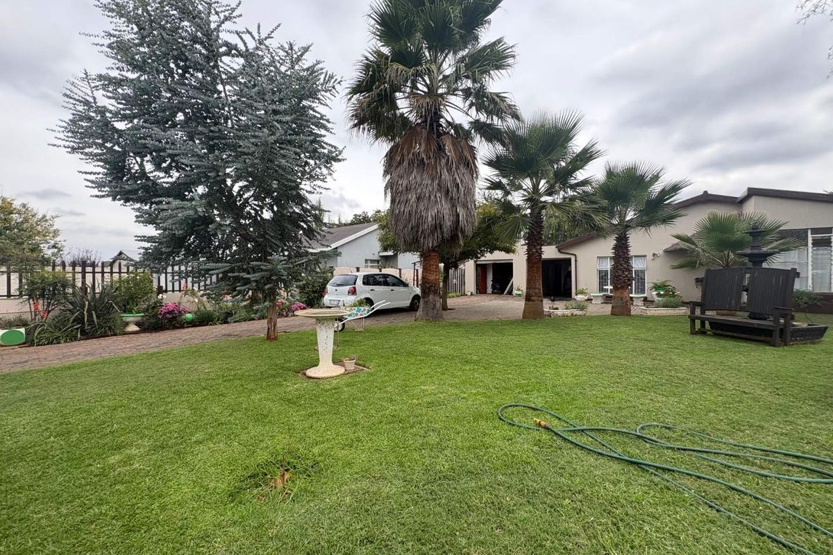 Charming 3-Bedroom Home with Lush Garden & Pool in Rothdene - Photo 2