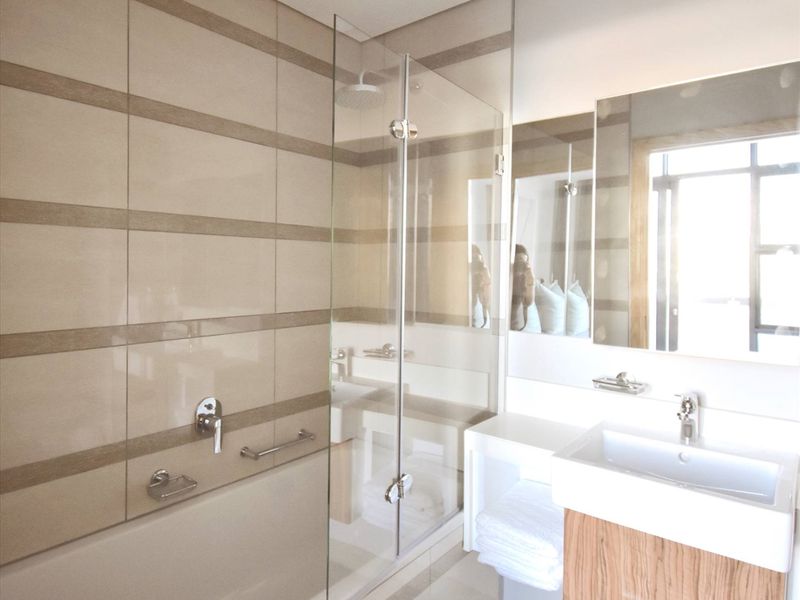 Where Luxury Meets Convenience - Photo 9