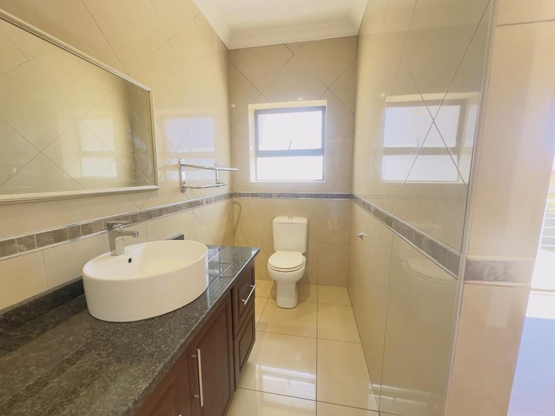 5 Bedroom House for Sale in Blue Valley Golf Estate - Photo 10