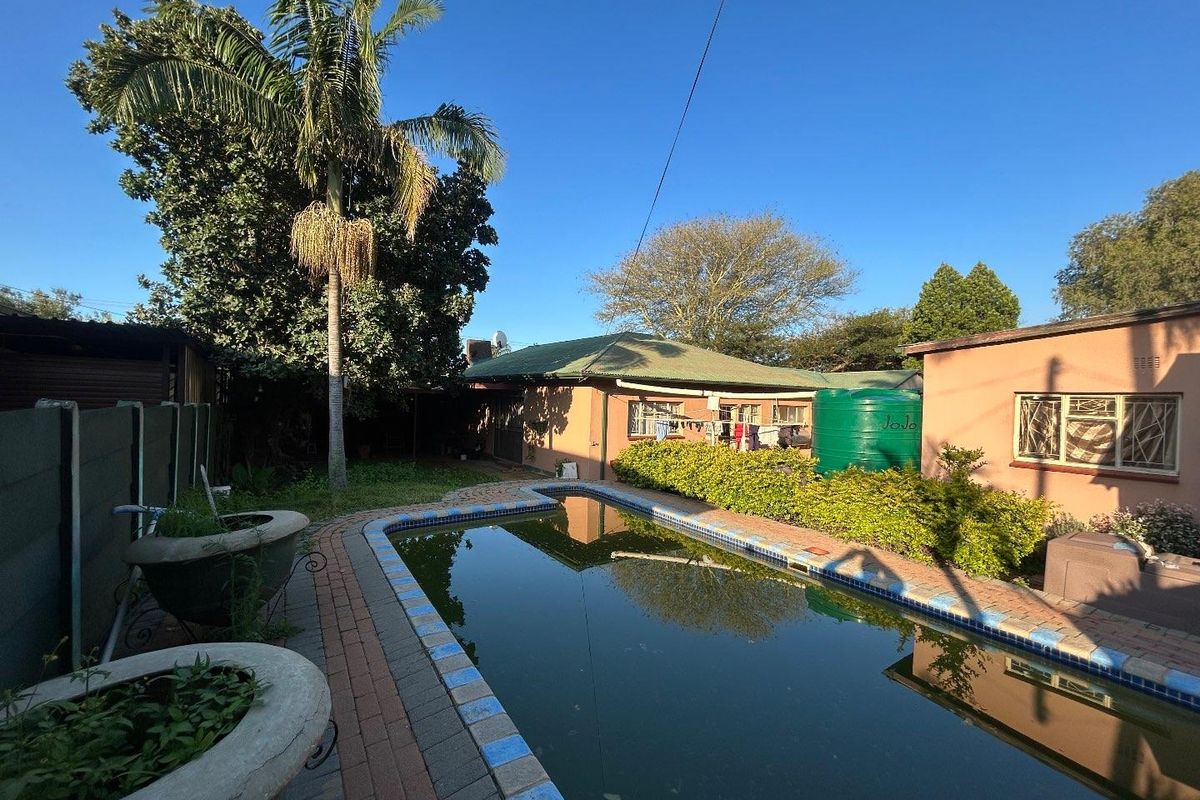 5 Bedroom Family House in Pretoria Gardens - Photo 3