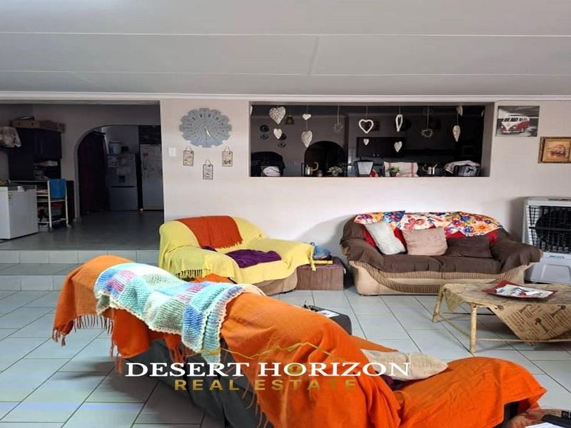 Karas Region, Keetmanshoop | Big Family home with flat for sale - Photo 2