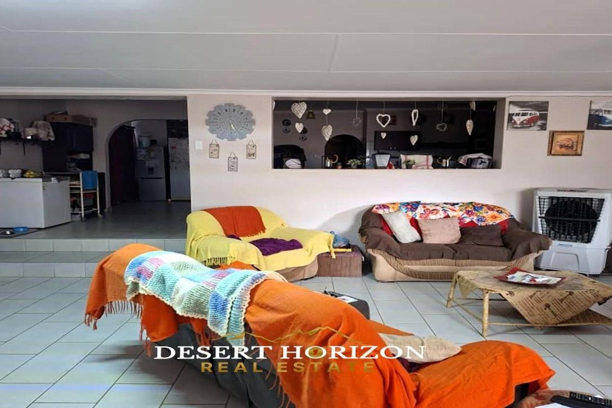 Karas Region, Keetmanshoop | Big Family home with flat for sale - Photo 2