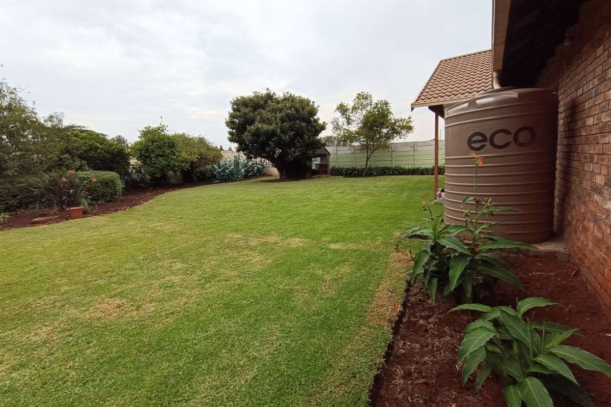 ZWARTKOP CENTURION - 4 BEDROOMS - STUDY - 3 LIVING AREAS - Photo 3