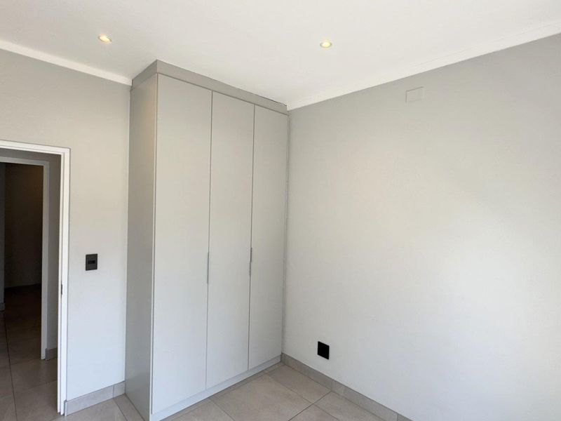 Luxurious 3-Bedroom Apartment for Sale in Waterkloof on Main - Photo 10