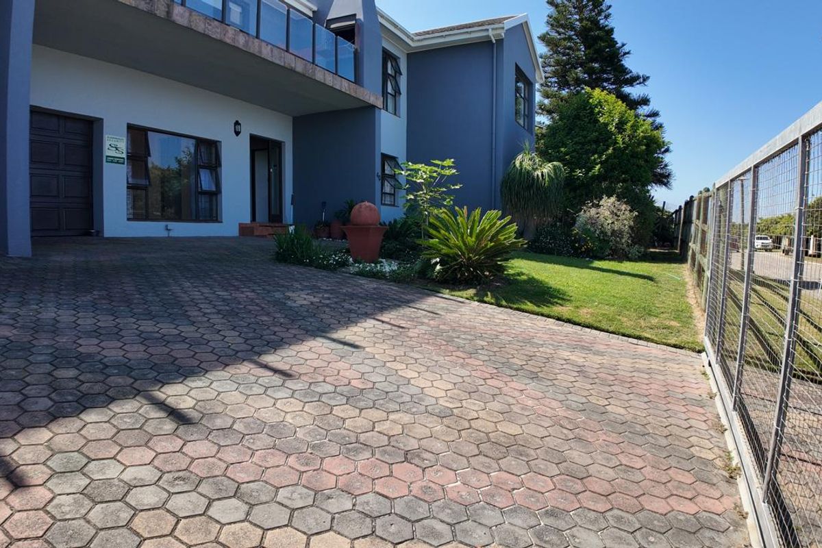 Charming Family Home  in Dwarswegstrand, Garden Route - Photo 2