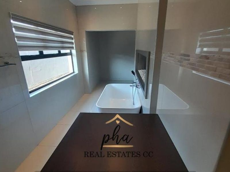 For Sale: Ultra Modern 5 bedroom family home with excellent features in Walvis Bay - Photo 9