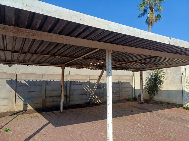 Spacious Family Home with Endless Potential – A True Renovator’s Dream - Photo 2