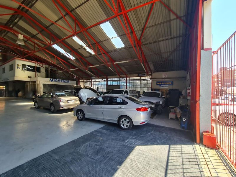 Unlock Opportunity: Versatile Warehouse in New Centre - Photo 3