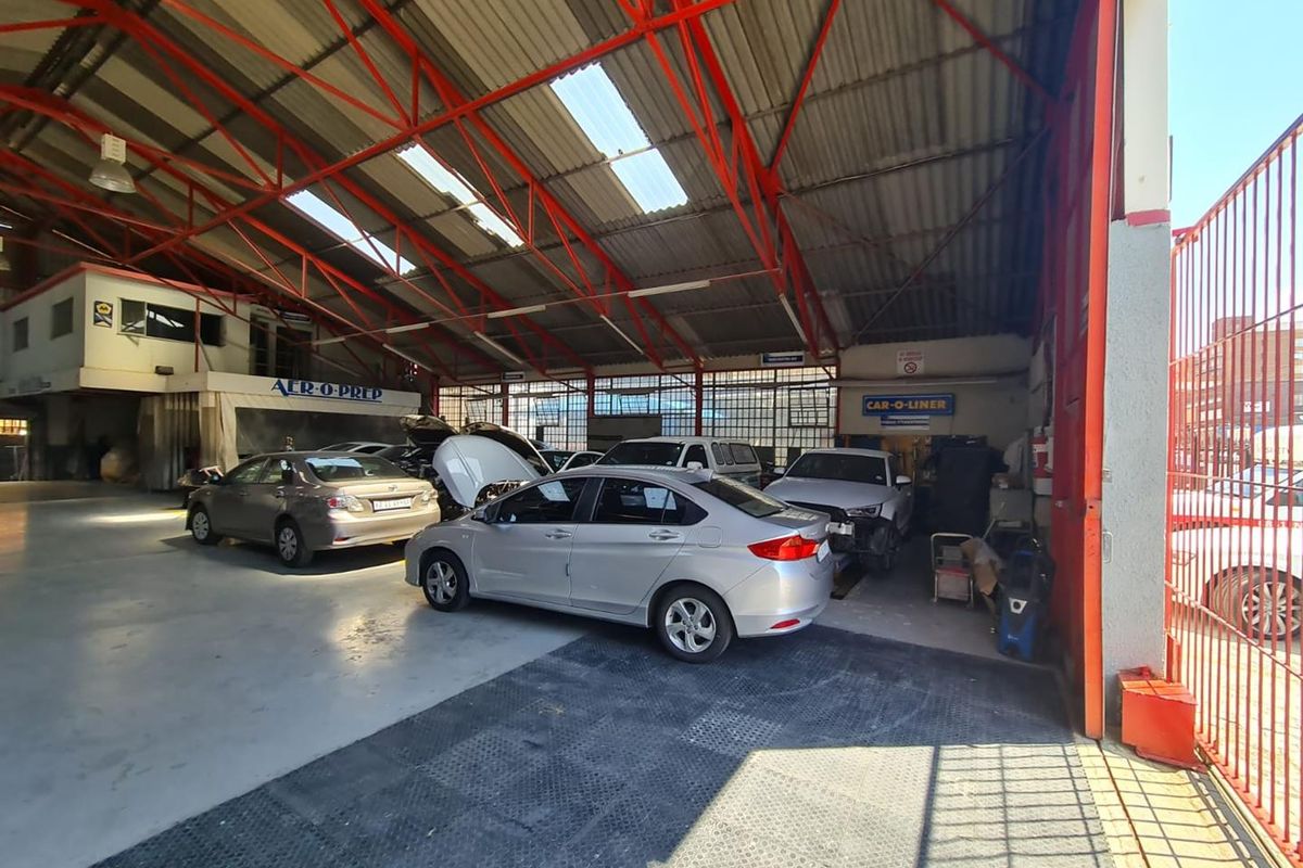 Unlock Opportunity: Versatile Warehouse in New Centre - Photo 3