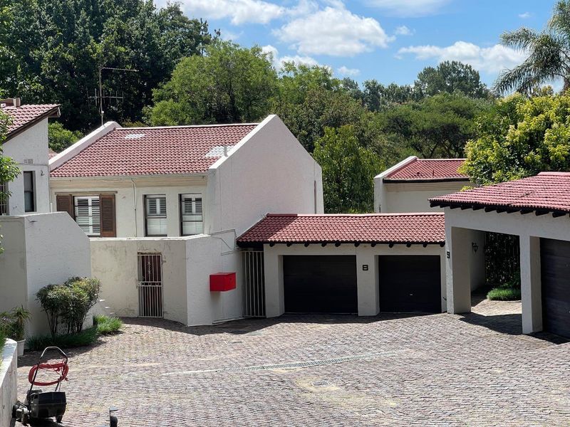 Spacious Family Townhouse in a Secure Bryanston Complex - Photo 2