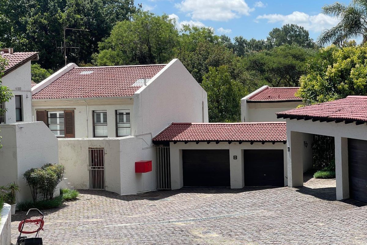 Spacious Family Townhouse in a Secure Bryanston Complex - Photo 2