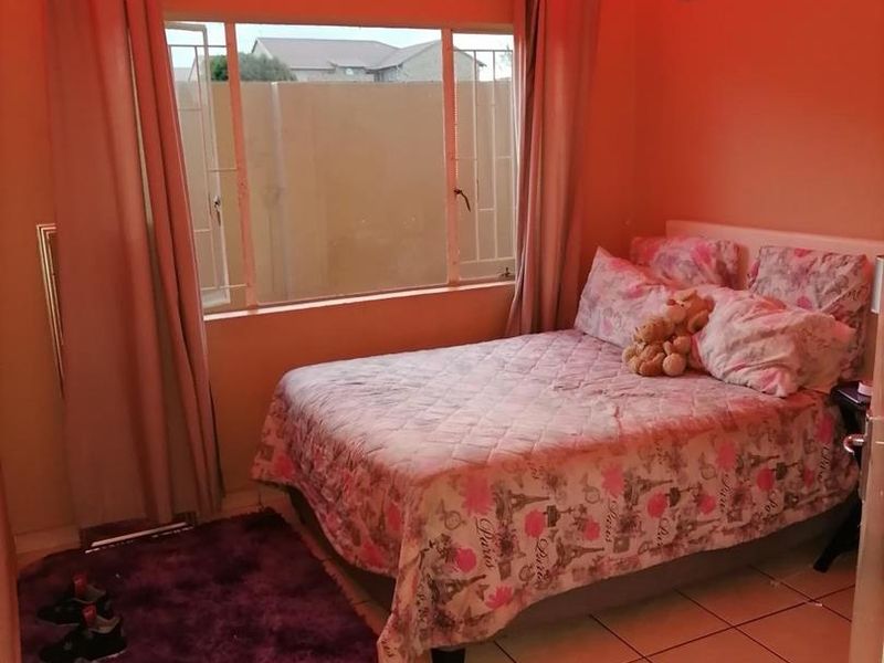Spacious Cluster Home: Comfort Meets Convenience - Photo 7