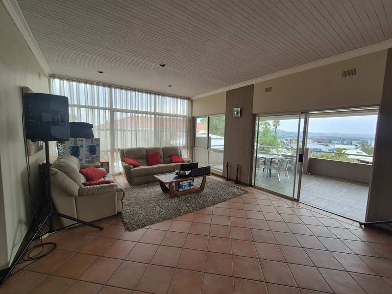 Luxury Hill 3 bedroom house with a view - Photo 6