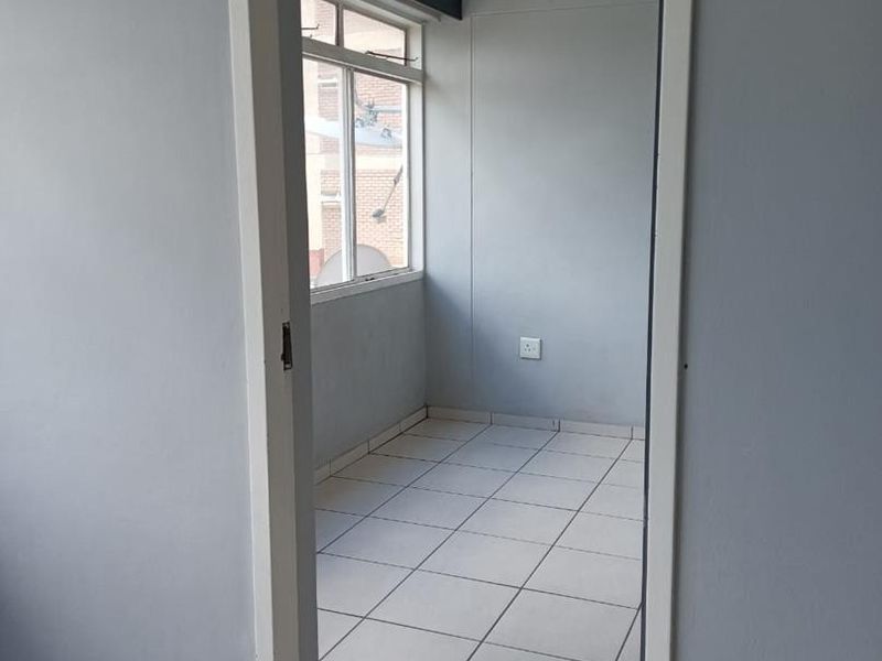 ONE AND HALF BEDROOM FLAT IN SUNNYSIDE. - Photo 8