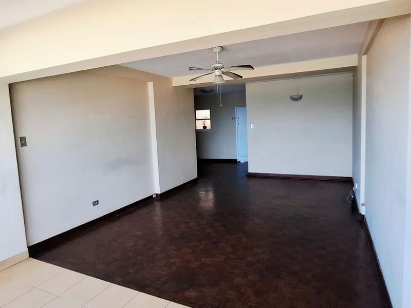 **Charming Apartment for Rent in Prestigious Blue Chip Building** - Photo 5