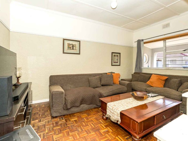 Beautiful Family Home with Separate Cottage in Wynberg Village - Photo 6