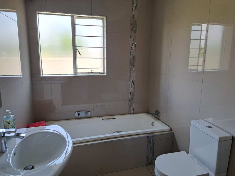 Secure 2-bedroom apartment in Halfway Gardens with garden - Photo 7