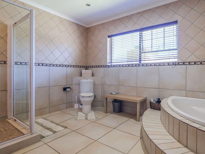 Spacious 5 Bedroom Family Home with immaculate Ocean Views - Photo 3