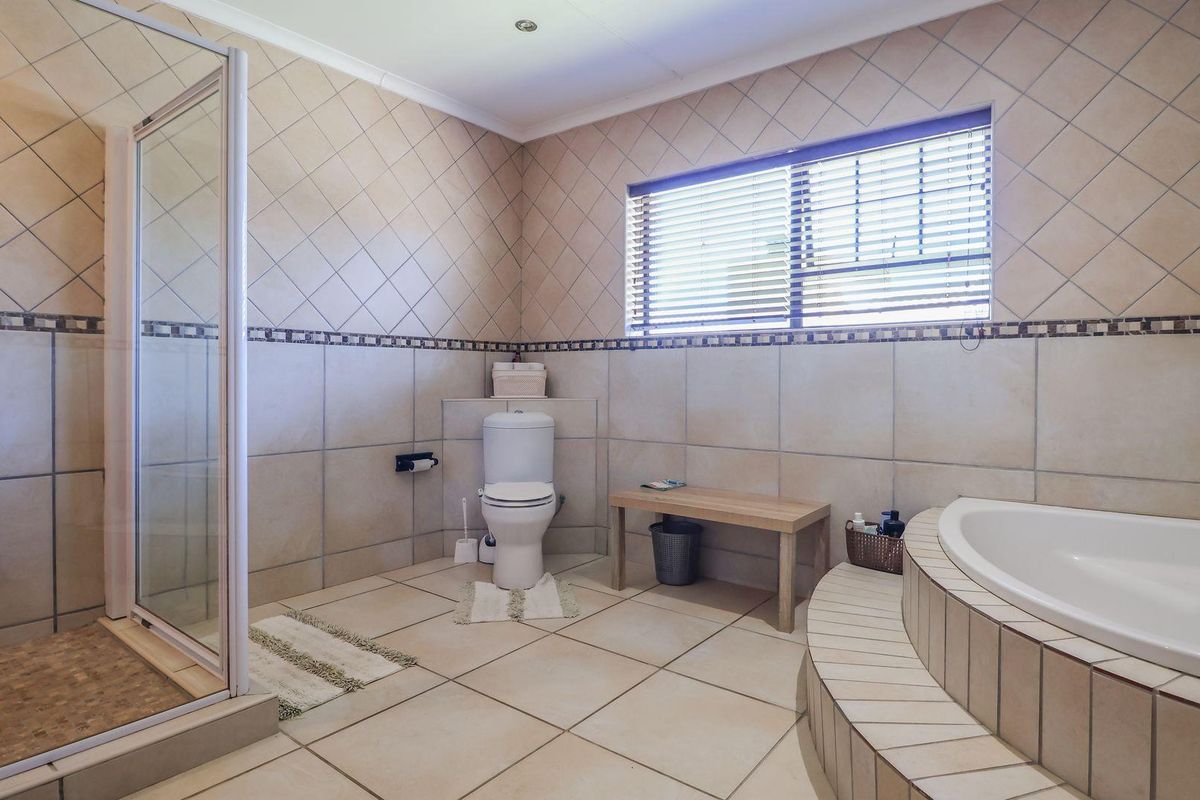 Spacious 5 Bedroom Family Home with immaculate Ocean Views - Photo 3