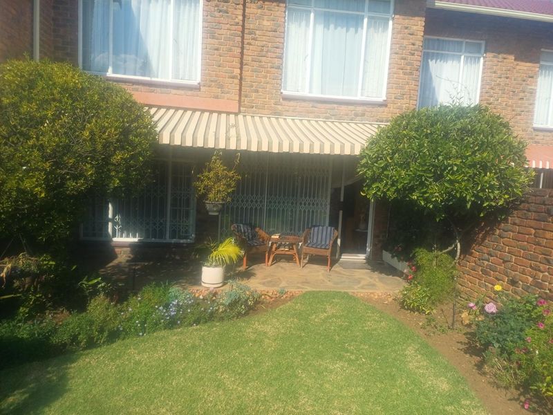 Charming Duplex Townhouse with Private Garden & Double Garage! - Photo 2