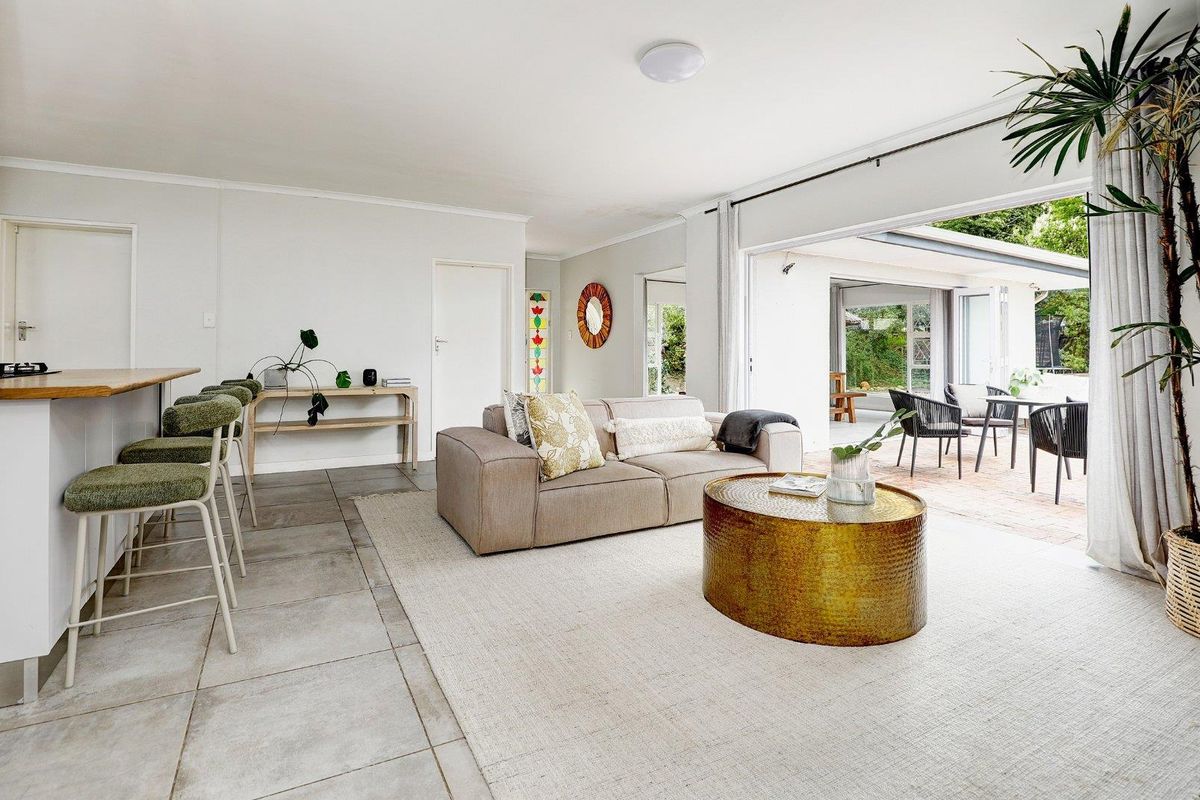 Tranquil Retreat with Mountain Views – Newly Renovated Gem! - Photo 4