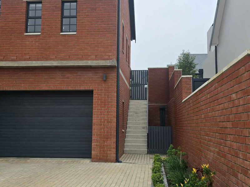 Charming 3-Bedroom Home in Secure Golf Estate with Breathtaking Views - Photo 2