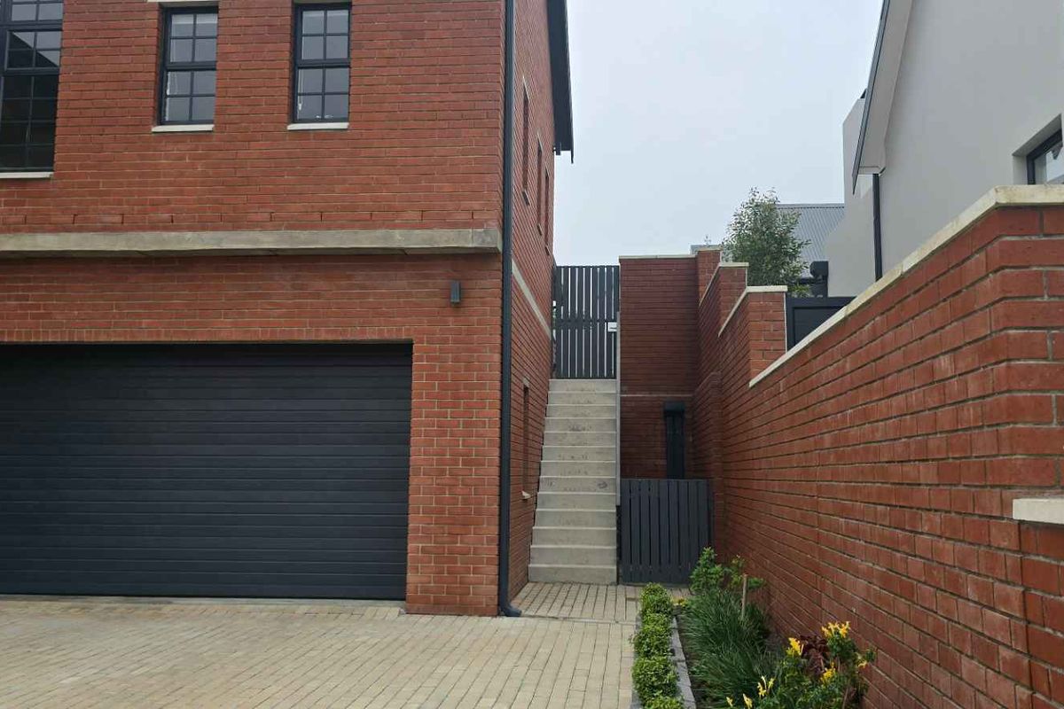 Charming 3-Bedroom Home in Secure Golf Estate with Breathtaking Views - Photo 2