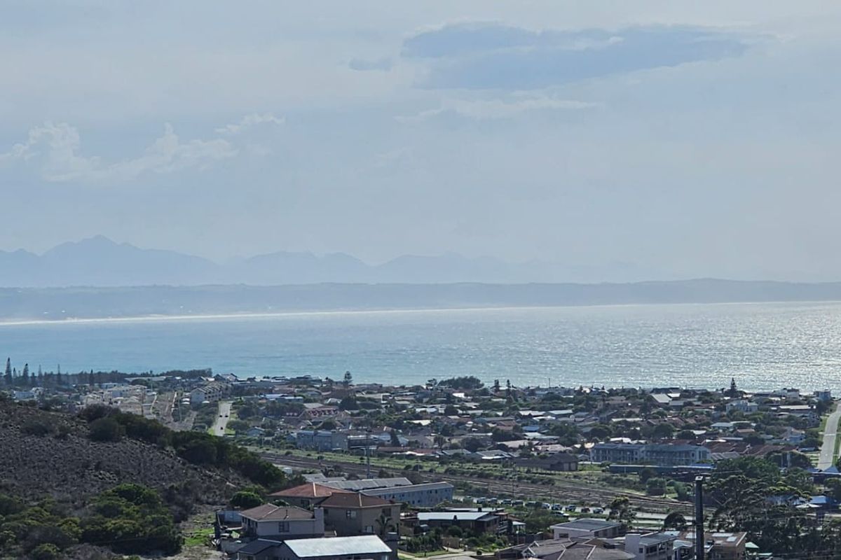Exclusive Sole Mandate. North facing family home with sea view! - Photo 5