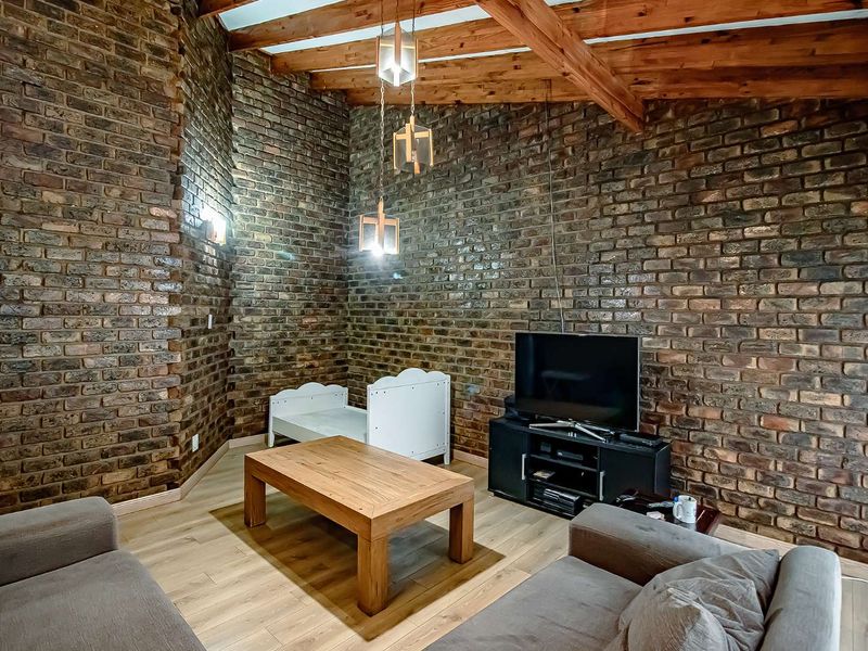 Klinker Brick Family Home with a lovely garden. - Photo 5