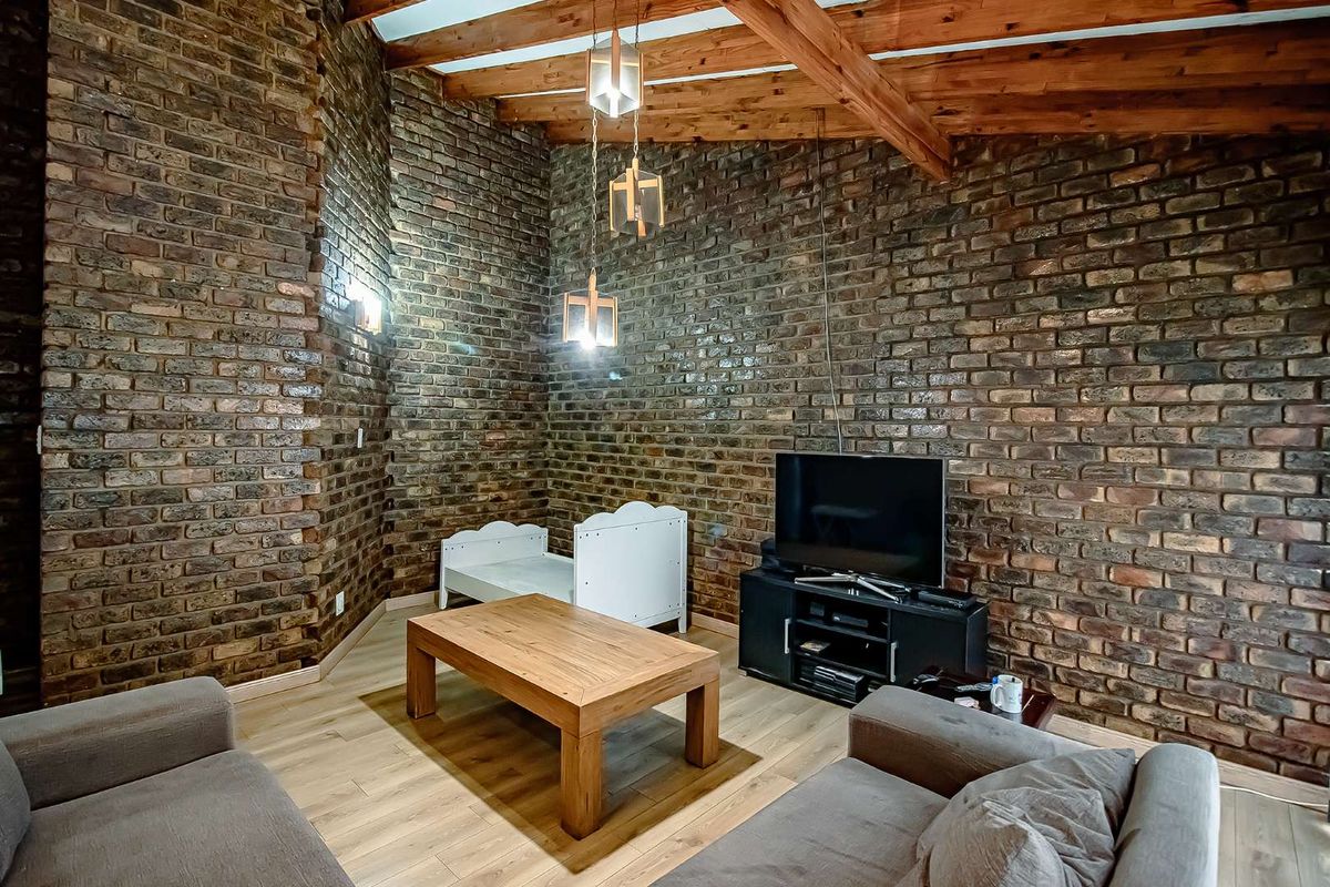 Klinker Brick Family Home with a lovely garden. - Photo 5