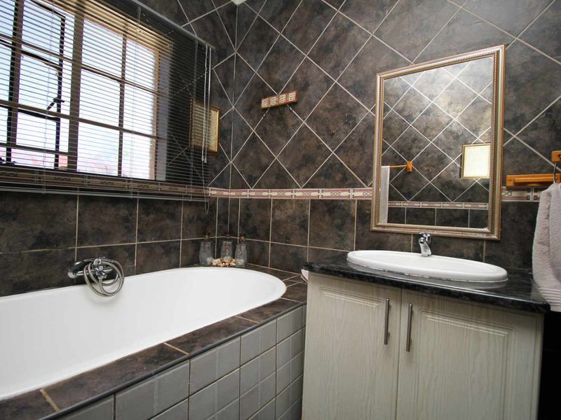 Stunning Family Home with Entertainment Area, Double Garage & Electric Fencing! - Photo 3