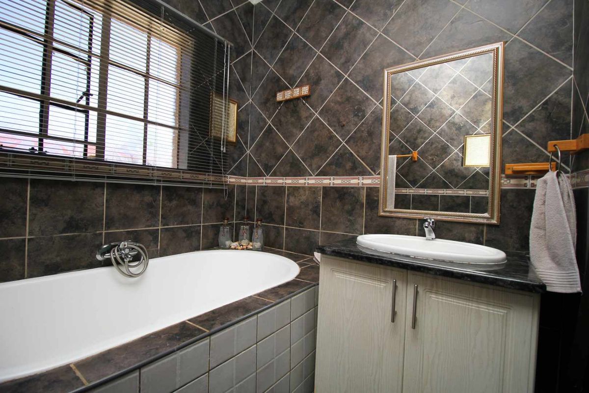 Stunning Family Home with Entertainment Area, Double Garage & Electric Fencing! - Photo 3