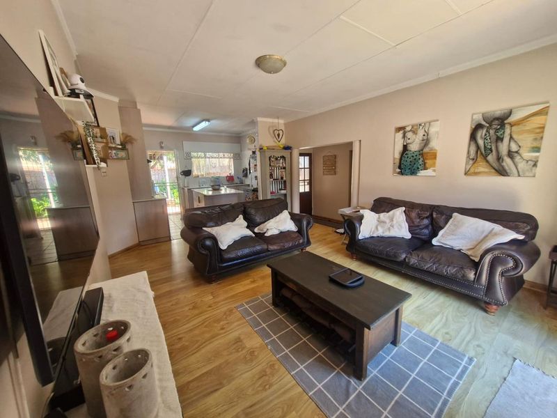 Townhouse in Rhodesdene - Photo 4