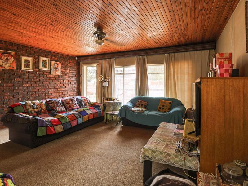 A Hidden Gem with Endless Potential – 3 Bedroom Family Home - Photo 5