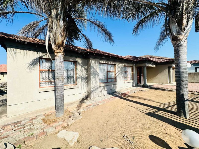 Freestanding Family Home in Mahlasedi park-priced to Move, Ready to View. - Photo 2