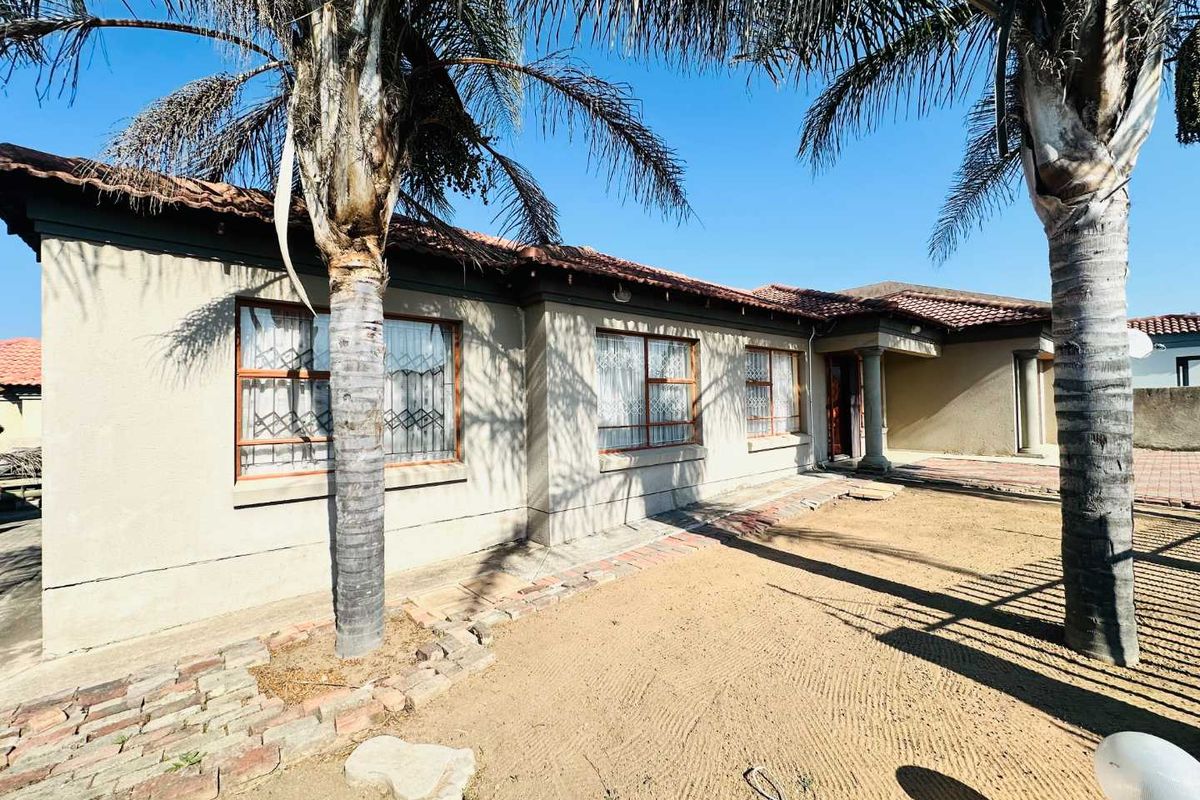 Freestanding Family Home in Mahlasedi park-priced to Move, Ready to View. - Photo 2
