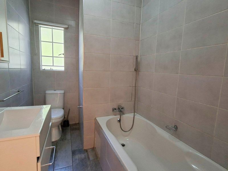 Spacious 3 bedroom, 2 bathroom ground floor apartment in Paulshof - Photo 8