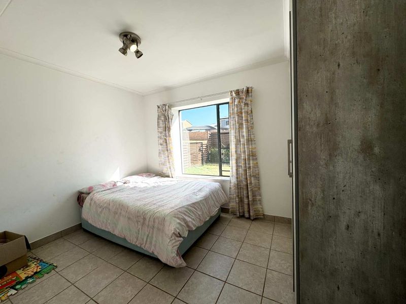 Modern 4-Bedroom Townhouse in Sagewood—Garden Oasis Awaits - Photo 8