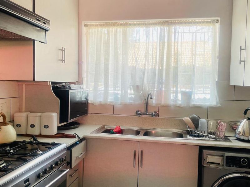 Simplex Townhouse For Sale - Photo 4