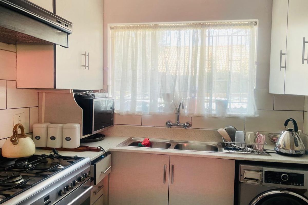 Simplex Townhouse For Sale - Photo 4