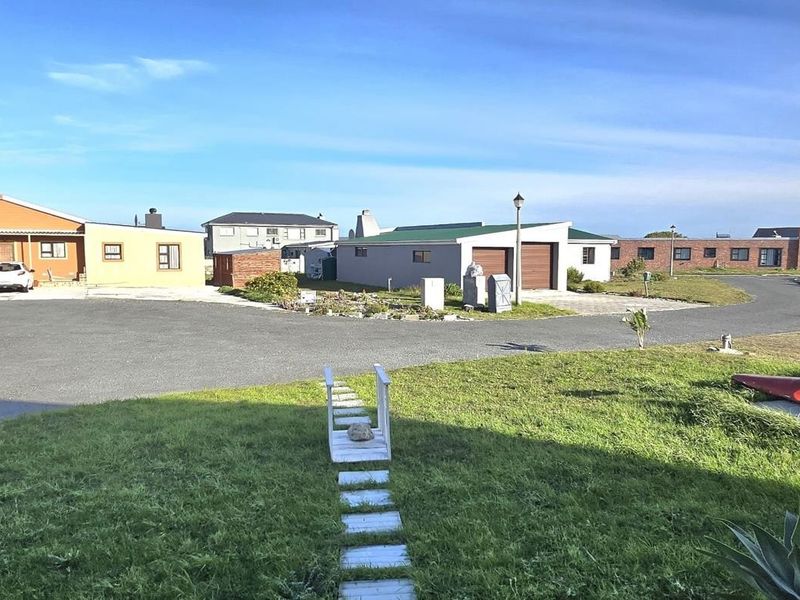 Coastal Charm: Furnished 2-Bedroom Home in Franskraal Cul-de-Sac - Photo 4