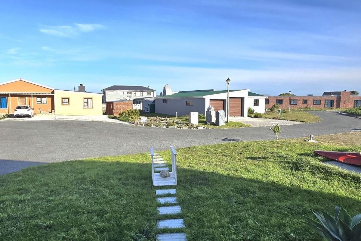 Coastal Charm: Furnished 2-Bedroom Home in Franskraal Cul-de-Sac - Photo 4