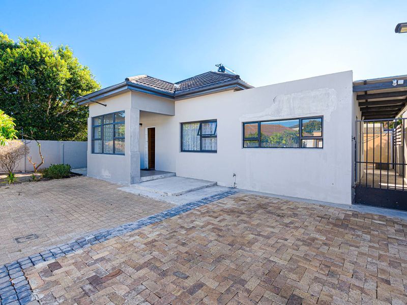 A beautiful home with access from 2 Avenues in Rondebosch East - Photo 2