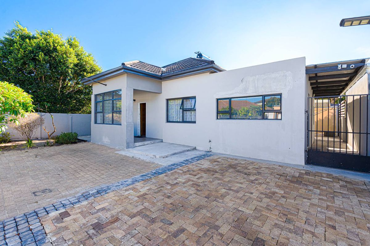 A beautiful home with access from 2 Avenues in Rondebosch East - Photo 2
