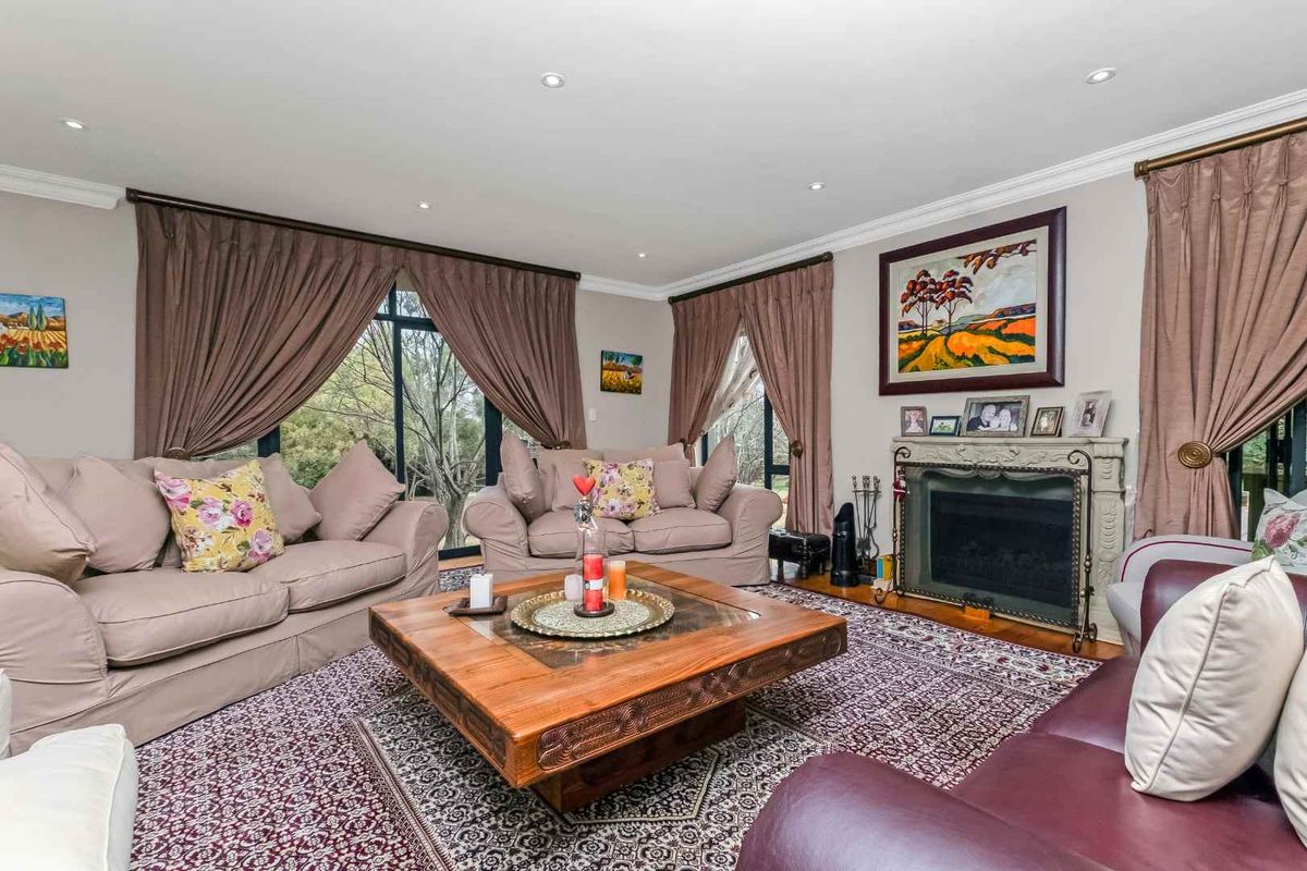 PERFECTLY PRIVATE ENTERTAINER HOME, OOZING WITH CHARACTER AND CHARM WITH A GORGEOUS BREATH-TAKING VIEW - Photo 3