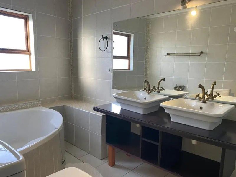 Luxurious 9-Bedroom Oceanfront Guesthouse in Vogelstrand - Photo 7