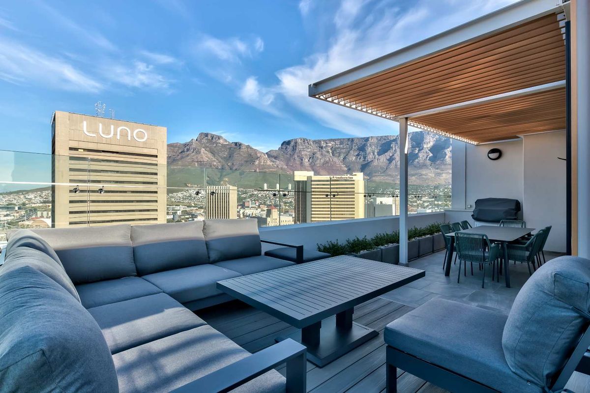 Spectacular 3-Storey Penthouse, Pool & Views! - Photo 4