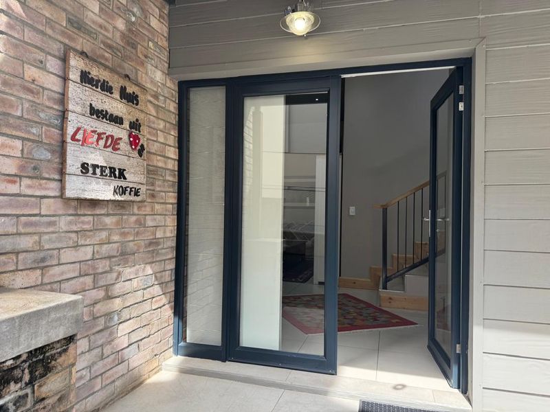 UPMARKET PROPERTY FOR SALE (only 5 units in the complex) - Photo 2