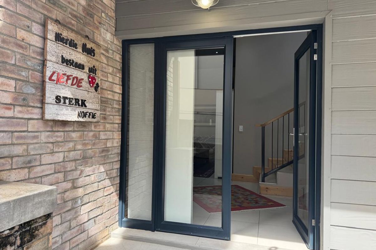 UPMARKET PROPERTY FOR SALE (only 5 units in the complex) - Photo 2